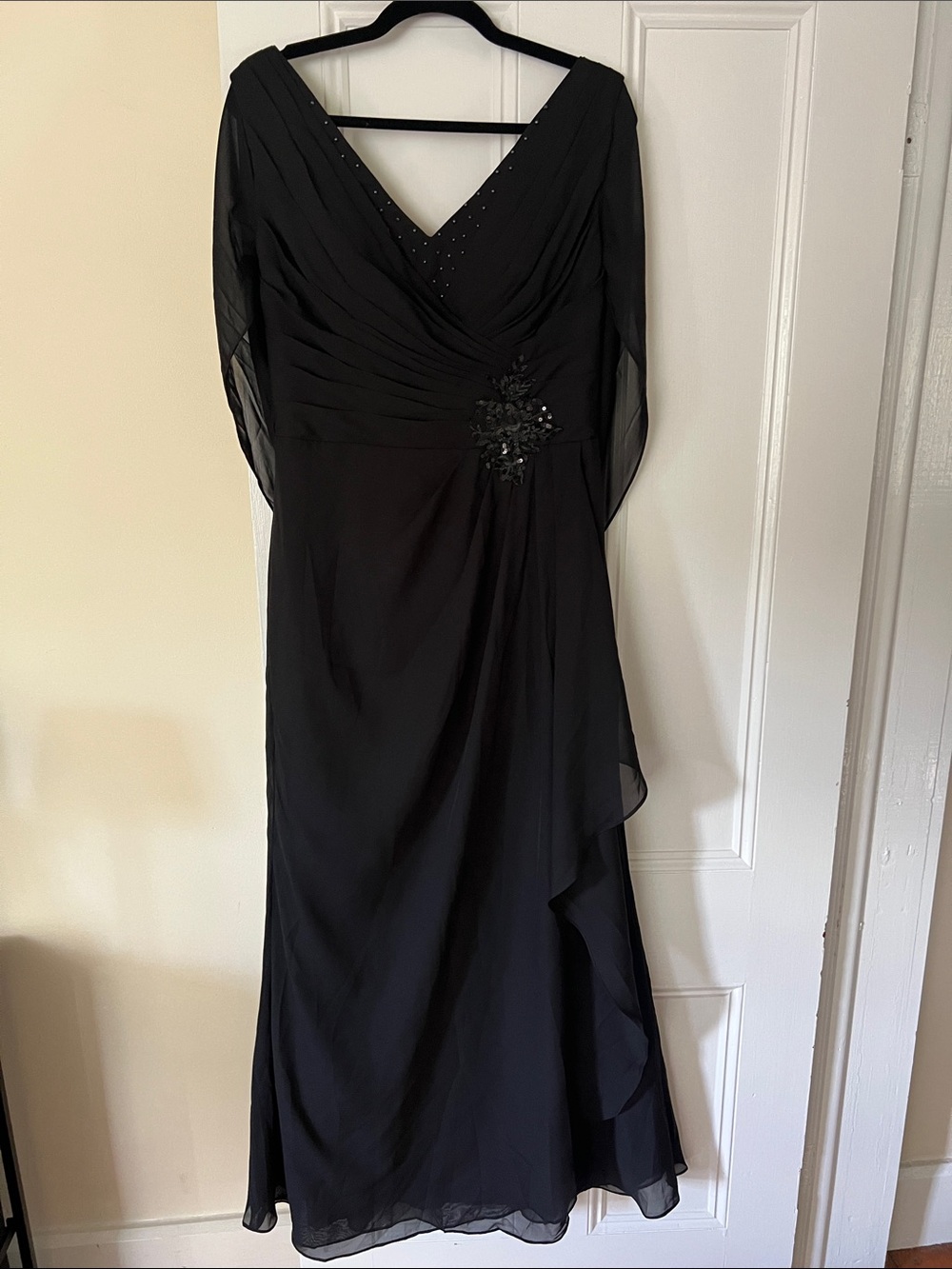 Elegant Black V-Neck Evening Dress with Beaded Detail
